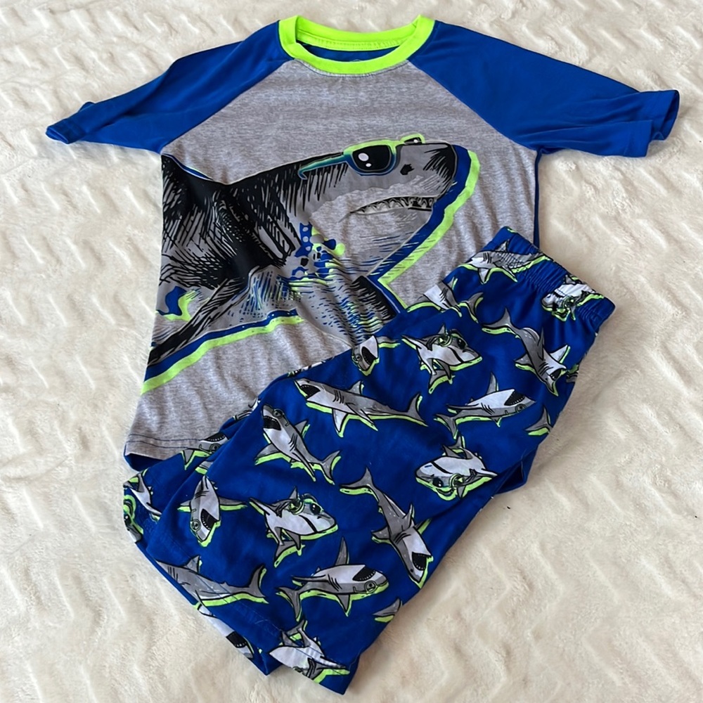 Boys pajamas short and short sleeve shirt set size medium (8)